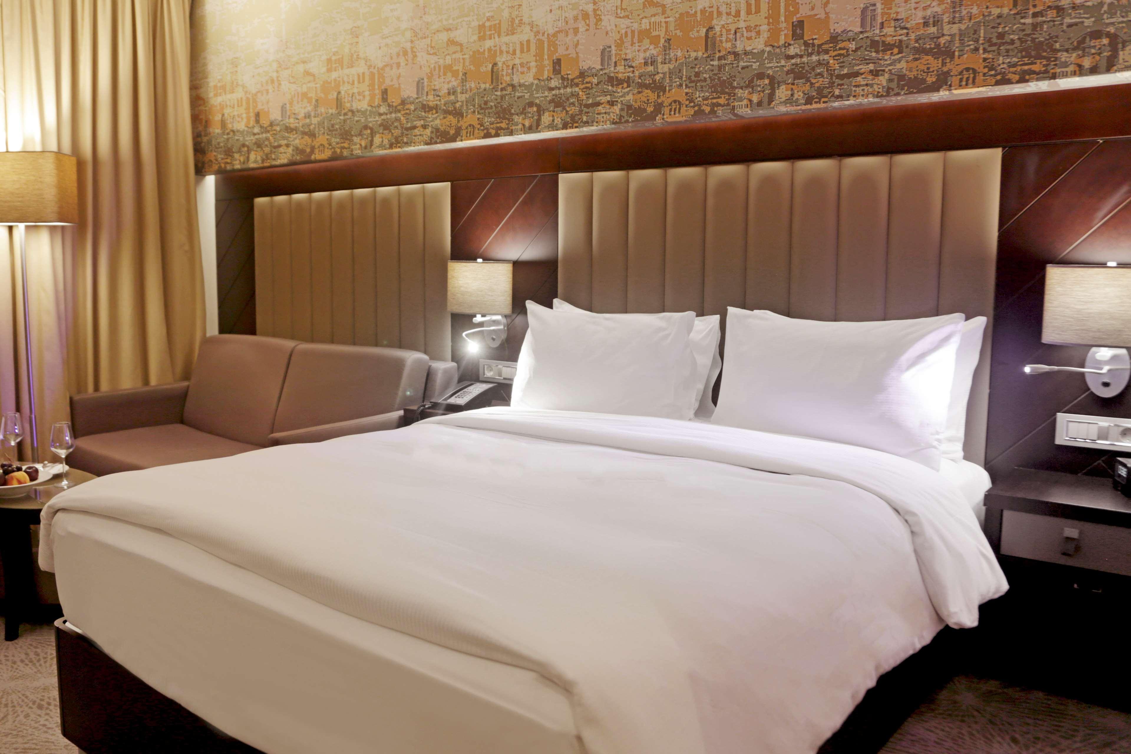 Готель Doubletree By Hilton Istanbul Umraniye Екстер'єр фото A bed
