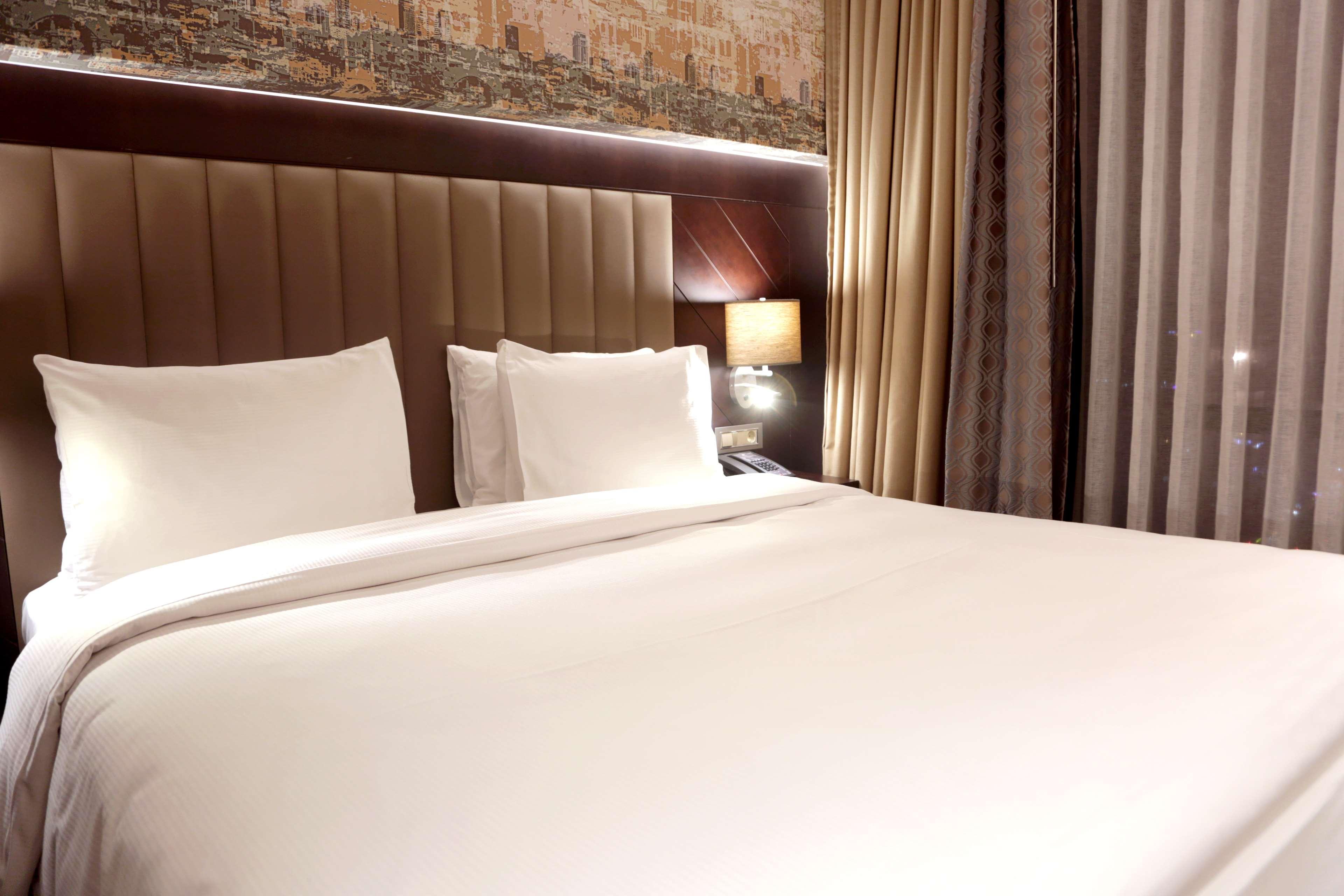 Готель Doubletree By Hilton Istanbul Umraniye Екстер'єр фото A bed