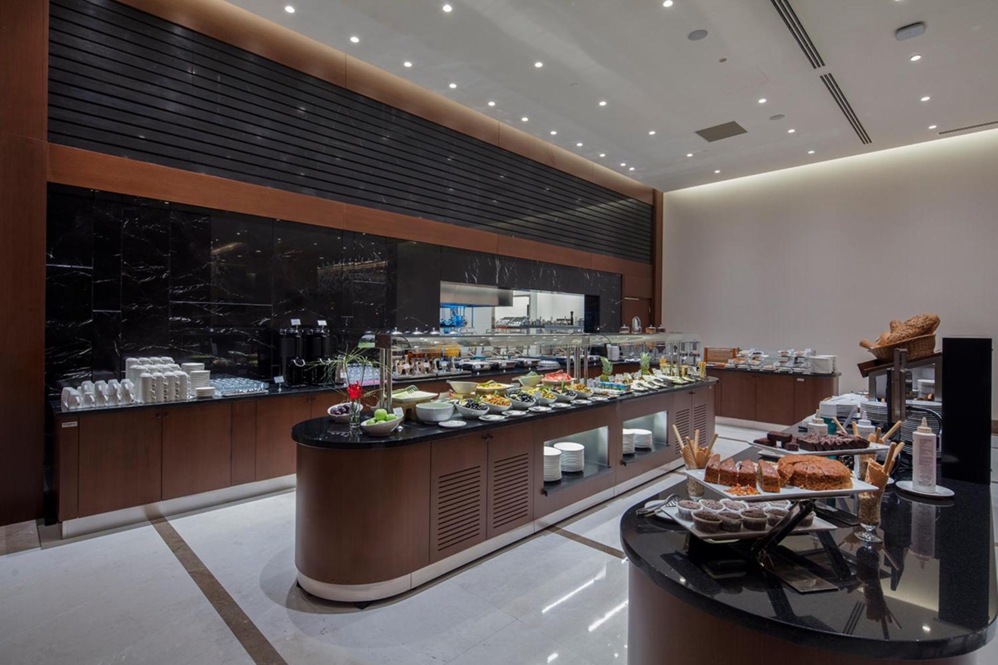 Готель Doubletree By Hilton Istanbul Umraniye Екстер'єр фото The lounge at the airport
