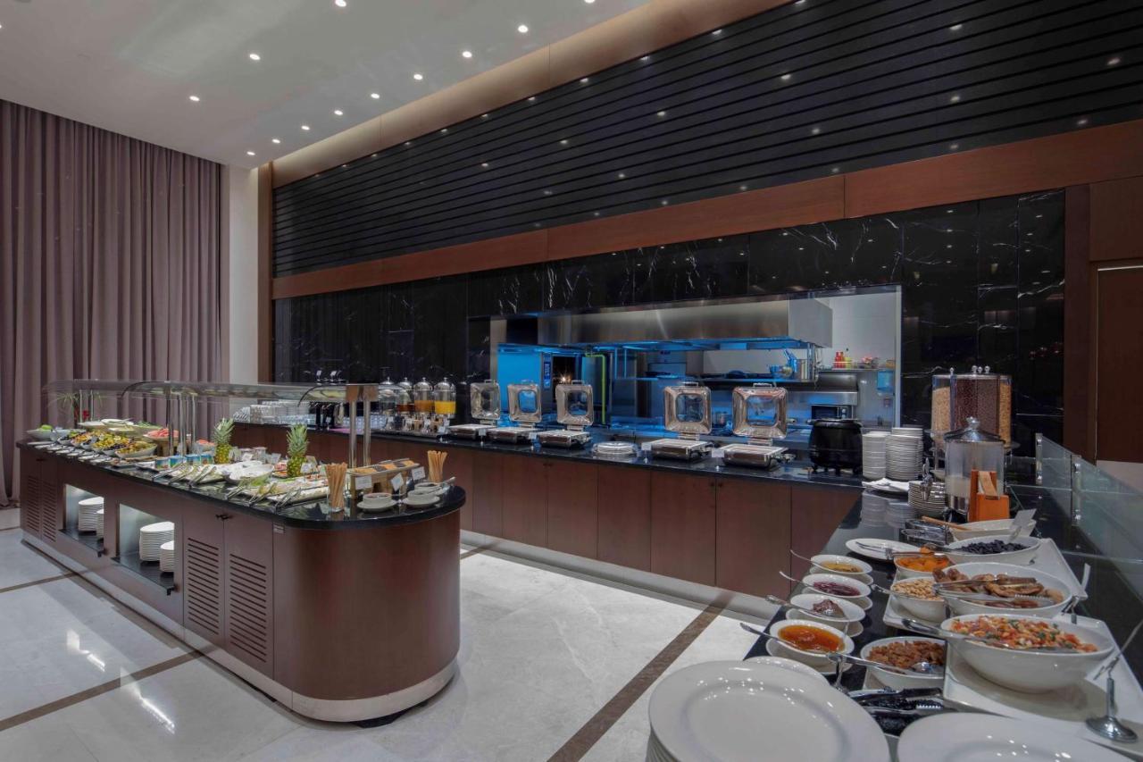 Готель Doubletree By Hilton Istanbul Umraniye Екстер'єр фото The buffet at the lounge