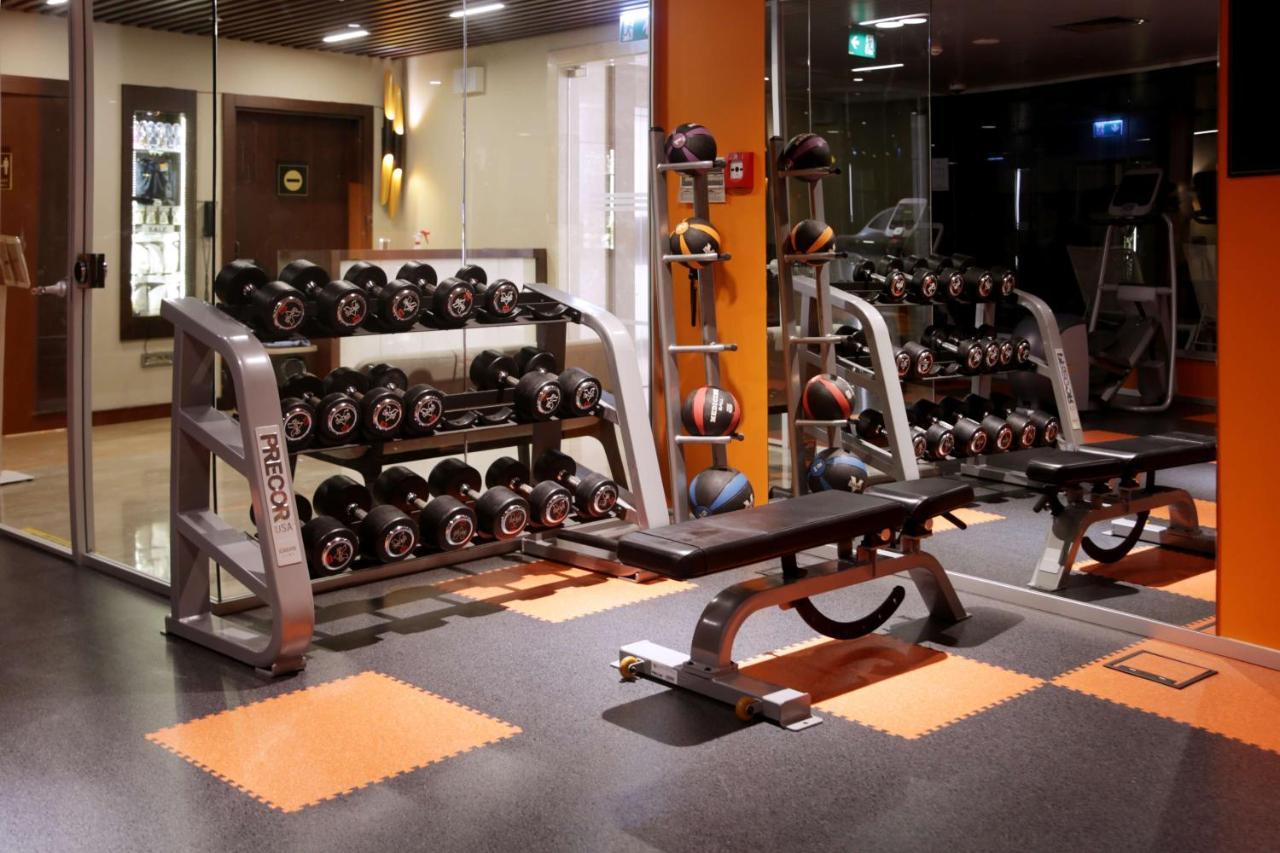 Готель Doubletree By Hilton Istanbul Umraniye Екстер'єр фото A gym in a hotel