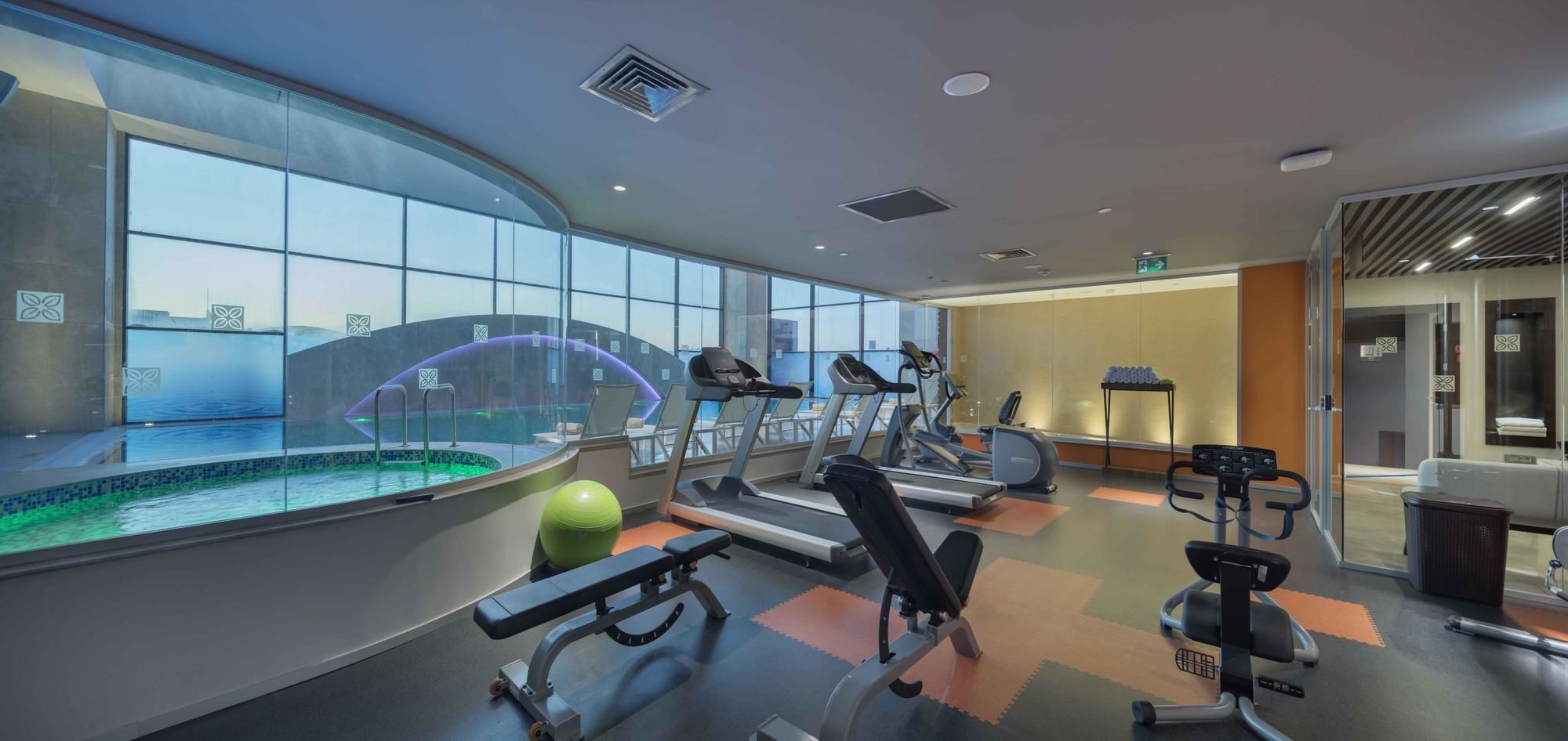 Готель Doubletree By Hilton Istanbul Umraniye Екстер'єр фото The gym at the hotel